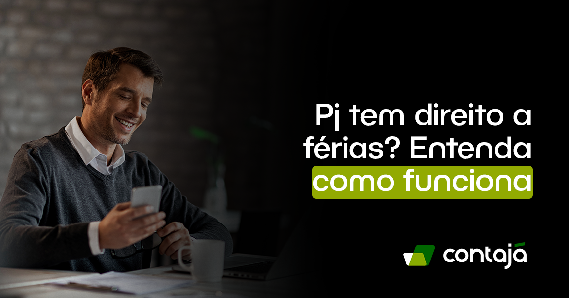 Homem branco, está vestindo uma camisa cinza de manga longa e está segurando um celular cinza em uma das mãos. No canto direito da imagem, está o título do artigo: "PJ tem direito a férias? Entenda como funciona"