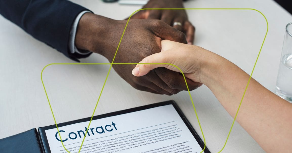 imagem de pessoas firmando contrato de trabalho