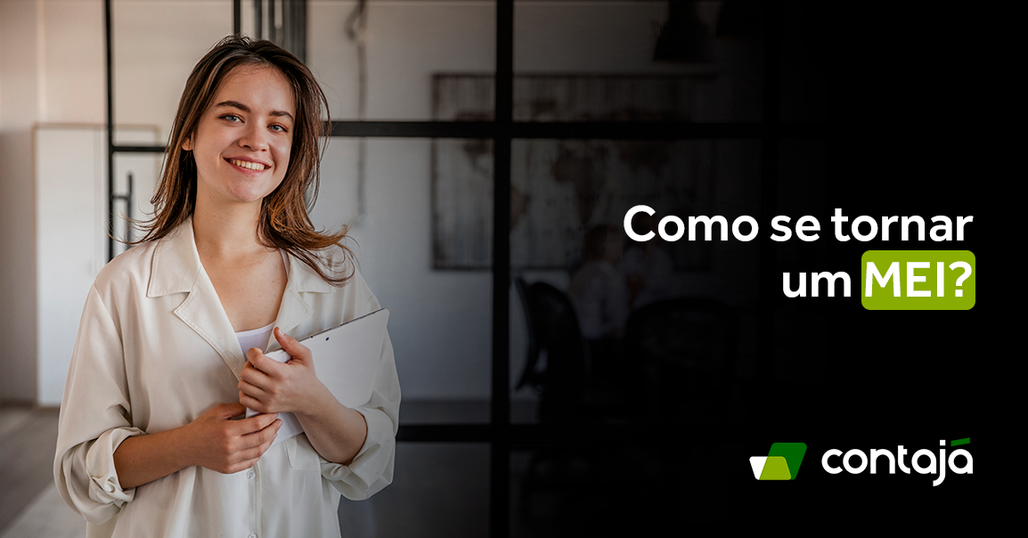 Mulher branca, de cabelo castanho, vestindo uma camisa branca. Ela está segurando um tablet branco. Ao fundo tem uma parede branca com um quadro do mapa mundo. No canto direito da imagem, está o título do artigo: "Como se tornar um MEI?"
