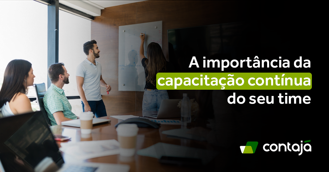 Grupo de pessoas reunidas de frente para um quadro que estão fazendo anotações. São dois homens e duas mulheres. No canto direito da imagem, está o título do artigo: "A importância da capacitação contínua do seu time"