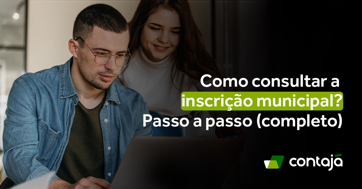 Um homem e uma mulher estão olhando para um notebook que está a sua frente. No canto direito da imagem está o título do artigo: "Como consultar a inscrição municipal? Passo a passo (completo)"