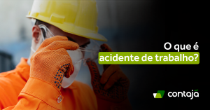 Homem, vestindo luvas e camisa de manga longa laranja e com um capacete de segurança amarelo. Ele está colocando óculos de proteção. No canto direito da imagem está o título do artigo: " O que é acidente de trabalho?"