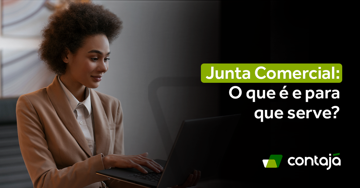 Mulher negra, de cabelo preto cacheado está vestindo um blazer bege e uma camisa social branca. Ela está segurando um notebook preto. Ao fundo da imagem, tem uma cadeira de escritório preta. No canto direito da imagem, está o título do artigo: "Junta Comercia: O que é e para que serve?