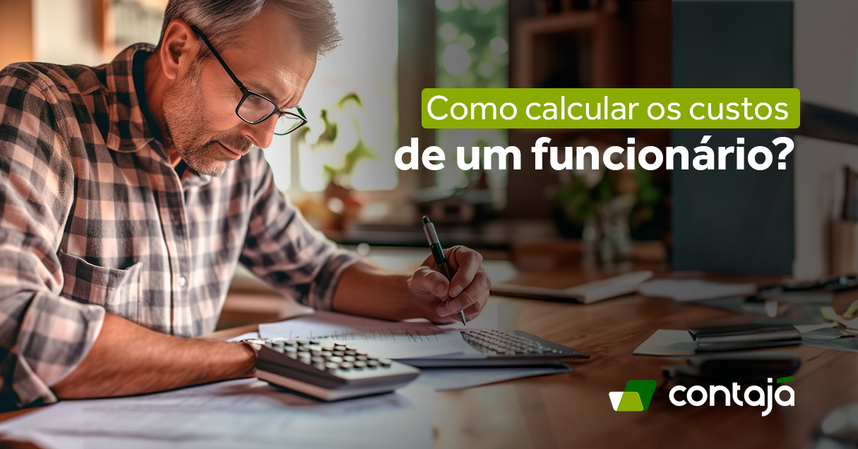 Homem de meia idade calculando suas finanças vestindo uma camisa xadrez. Ao seu lado, aparece o título do artigo "Como calcular os custos de um funcionário?".