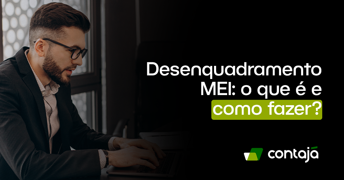 Homem branco, vestindo um blazer preto e uma camisa social bege. Ele está digitando em um notebook. No canto direito da imagem, está o título do artigo: "Desenquadramento MEI: o que é e como fazer?"
