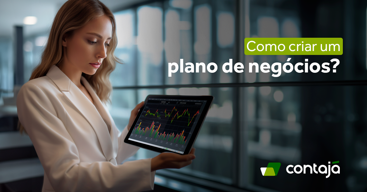 Mulher jovem de cabelo loiro e liso, vestindo um blazer branco, segurando um tablet com alguns indicativos. Ao seu lado, está o título do artigo "Como criar um plano de negócios?"