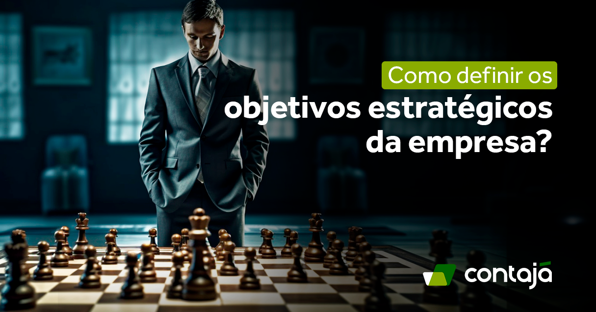Homem de terno em frente a um tabuleiro de xadrez. Ao seu lado, o título do artigo: "Como definir os objetivos estratégicos da empresa?"