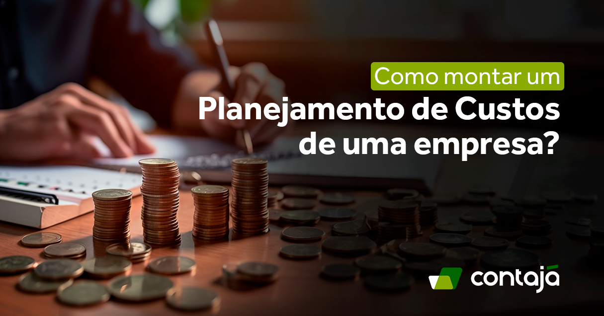 Pessoa fazendo cálculos com uma caneta. No primeiro plano, encontram-se moedas empilhadas e outras jogadas perto. Ao lado, o título do artigo está presente "Como montar um planejamento de custos de uma empresa?"