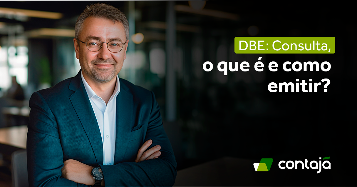 Homem branco de meia idade, grisalho, vestindo um terno azulado e blusa social branca. Ele está de braços cruzados e, ao seu lado, está o título do artigo "DBE: Consulta, o que é e como emitir?"