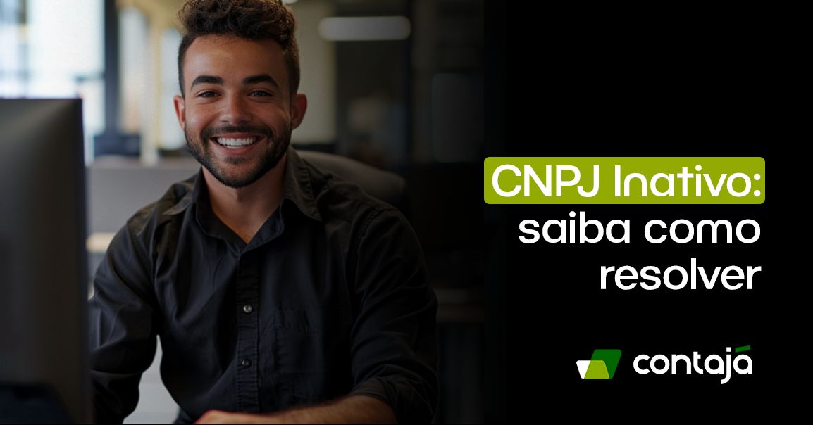 Homem branco, com barba e cabelo preto. Ele está de frente para um computador e está sorrindo. Ele está vestindo uma camisa social preta. No canto direito da imagem, está o título do artigo: CNPJ Inativo: saiba como resolver"