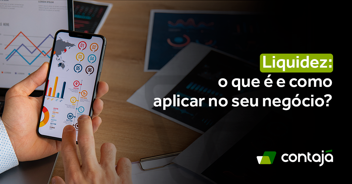 Mão de um homem está segurando um celular. Na tela do celular tem vários gráficos. No canto direito da imagem, está o título do artigo: Liquidez: O que é e como aplicar no seu negócio?"