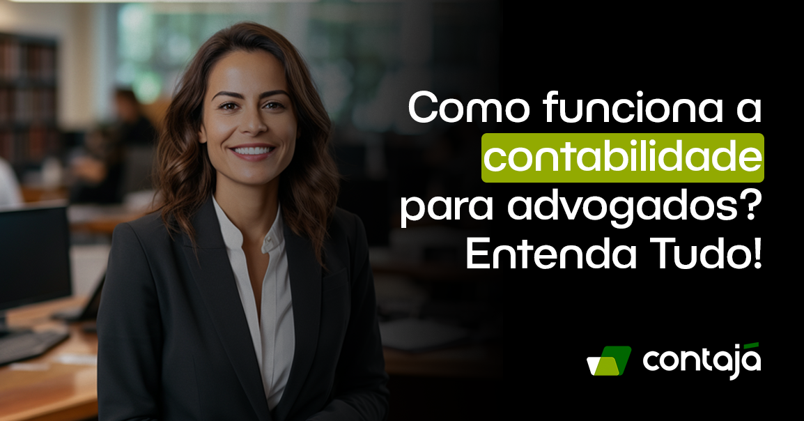 Mulher branca de cabelos castanhos, vestindo um blazer preto e uma camisa social branca. Ela está sorrindo e ao fundo da imagem tem algumas pessoas trabalhando em computadores. No canto direito da imagem, está o título do artigo: "Como funciona a contabilidade para advogados? Entenda Tudo"