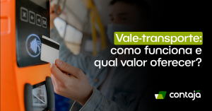 Cartão branco de vale transporte está sobre a máquina da catraca de um ônibus. Ao fundo da imagem, aparece janelas do ônibus. No canto direito da imagem, está o título do artigo: "Vale-transporte: como funciona e qual valor oferecer?"