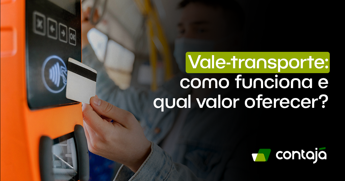 Cartão branco de vale transporte está sobre a máquina da catraca de um ônibus. Ao fundo da imagem, aparece janelas do ônibus. No canto direito da imagem, está o título do artigo: "Vale-transporte: como funciona e qual valor oferecer?"