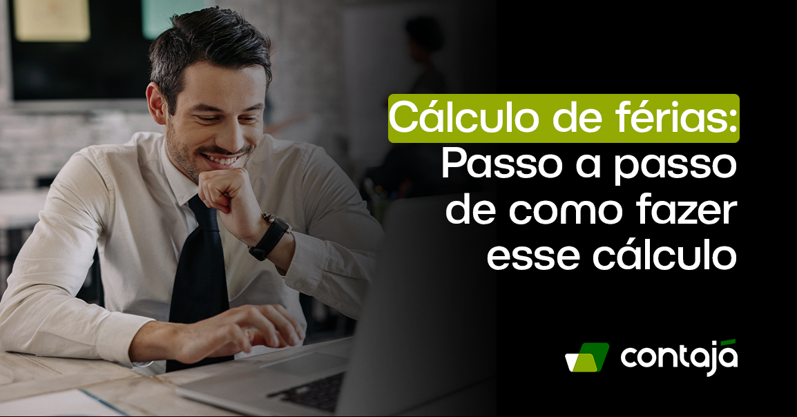 Homem branco, com cabelos e barba preta está vestindo uma camisa social de manga longa branca com uma gravata preta. Ele está com um dos punhos da mão fechado e encostado no queixo. Em um dos pulsos da mão, ele tem um relógio preto. Na sua frente tem uma mesa com um notebook cinza. Ele está sorrindo para a tela do computador. No canto direito da imagem, está o título do artigo: "Cálculo de férias: Passo a passo de como fazer esse cálculo."