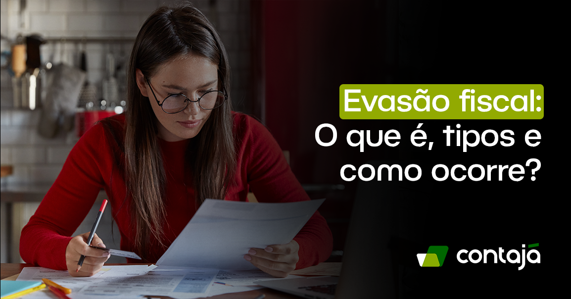Mulher branca, com cabelos preto e com óculos. Ela está segurando uma folha de papel em uma das mãos e na outra um cartão. No canto direito da imagem está o título do artigo: "Evasão fiscal: O que é, tipos e como ocorre?"