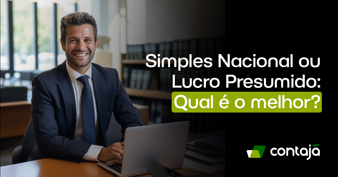 Homem branco, com cabelo preto e vestindo terno e gravata azul está sentado de frente para um notebook cinza e está sorrindo. No canto direito da imagem, está o título do artigo: "Simples Nacional ou Lucro Presumido: Qual é o melhor?"