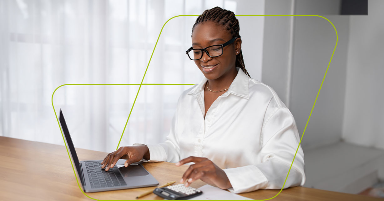 imagem de pessoa mexendo no computador e calculadora