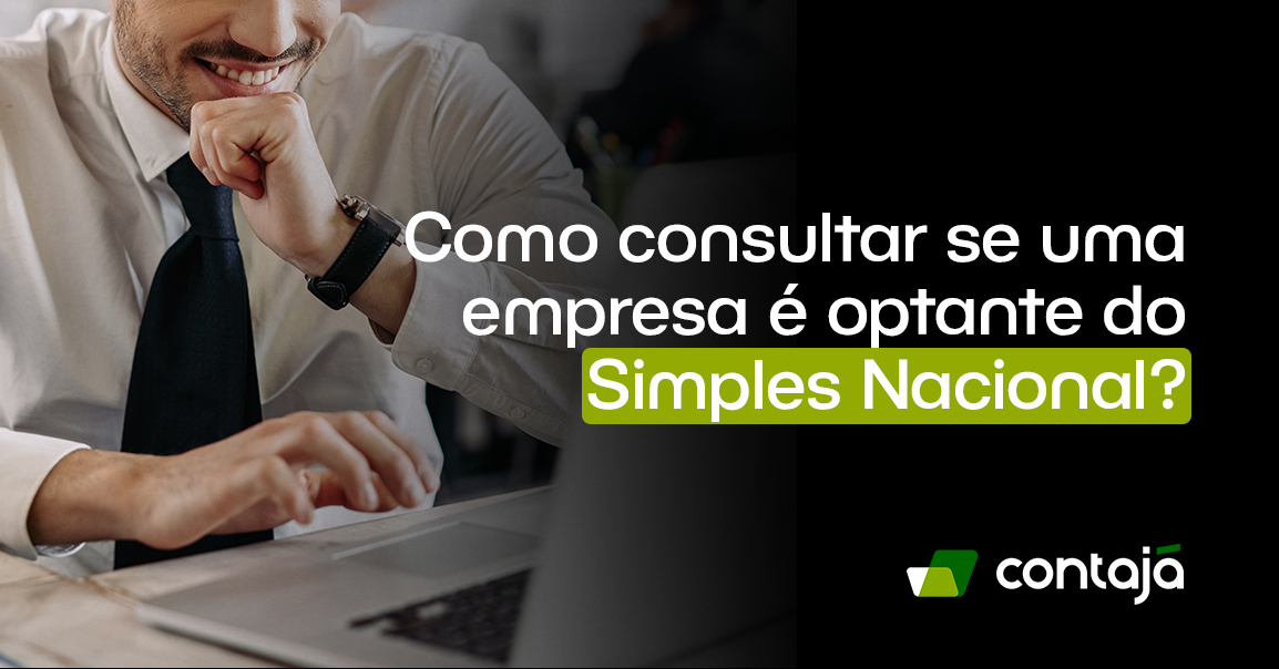 Homem está vestindo uma camisa branca social e uma gravata preta. Ele tem em uma dos pulsos um relógio na cor preta. Ele está de frente para um notebook. Ele está olhando para a tela do computador. No canto direito da imagem, está o título do artigo: "Como consultar se uma empresa é optante do Simples Nacional?"