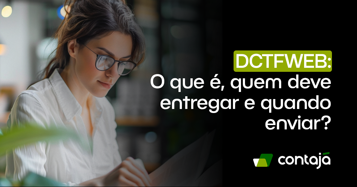 Mulher branca, com cabelo preto e óculos de grau preto. Ela está vestindo uma camisa branca. Ela está segurando algumas folhas de papel nas mãos. No canto direito da imagem, está o título do artigo: "DCTFWEB: O que é, quem deve entregar e quando enviar?"