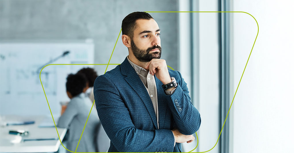 imagem de pessoa olhando para a janela e pensando