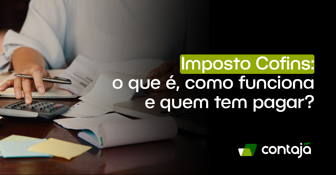 Mão de uma pessoa está digitando em calculadora e entre os dedos está uma caneta. Ao redor da calculadora, está várias folhas de papel e cadernos. No canto direito da imagem, está o título do artigo: "Imposto Cofins: o que é, como funciona e quem tem pagar?"