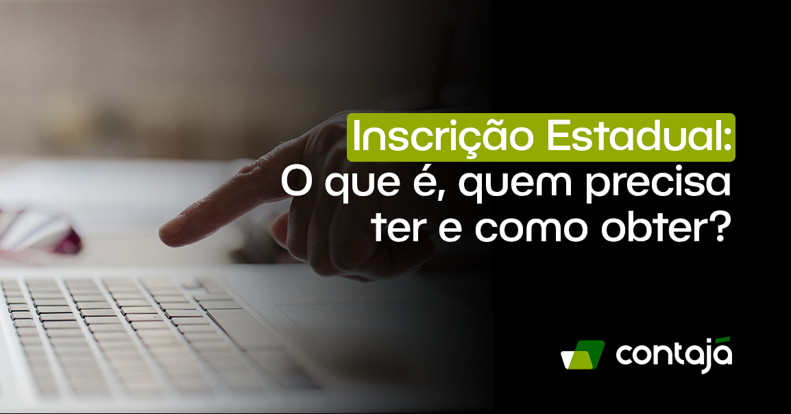 Mão de uma pessoa, está sobre o teclado de um notebook cinza. O computador está sobre uma mesa. No canto direito da imagem, está o título do artigo: "Inscrição Estadual: O que é, quem precisa ter e como obter?"