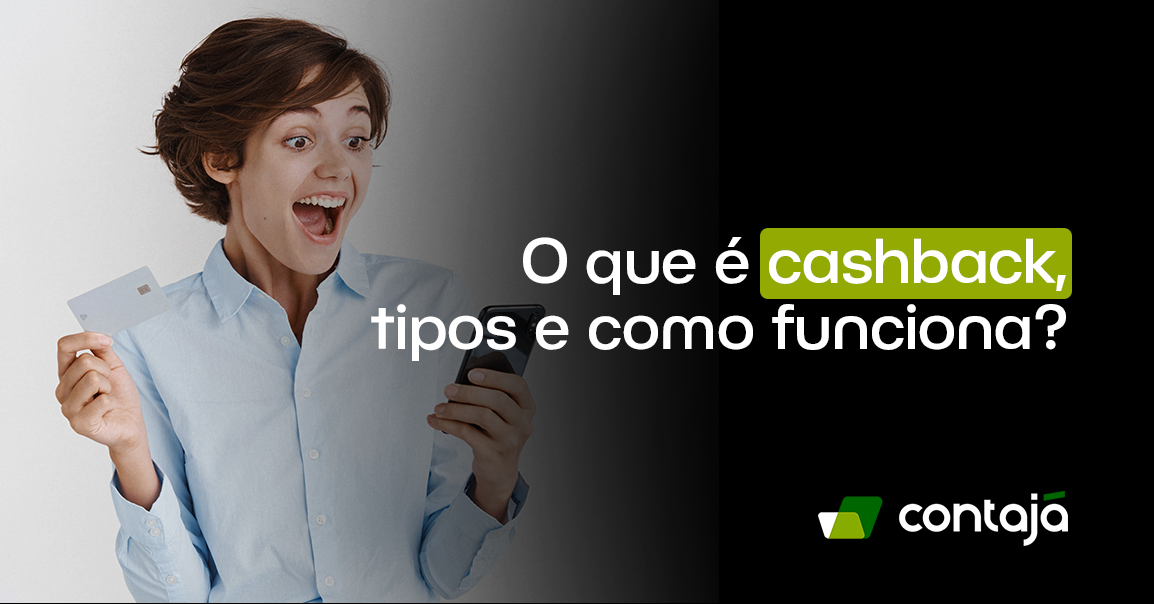 Mulher branca, com cabelo preto curto, vestindo uma camisa social azul clara. Ela está com uma expressão facial de surpresa, ela está segurando um cartão em um de suas mãos e na outra um celular. No canto direito da imagem, está o título do artigo: "O que é cashback, tipos e como funciona?"