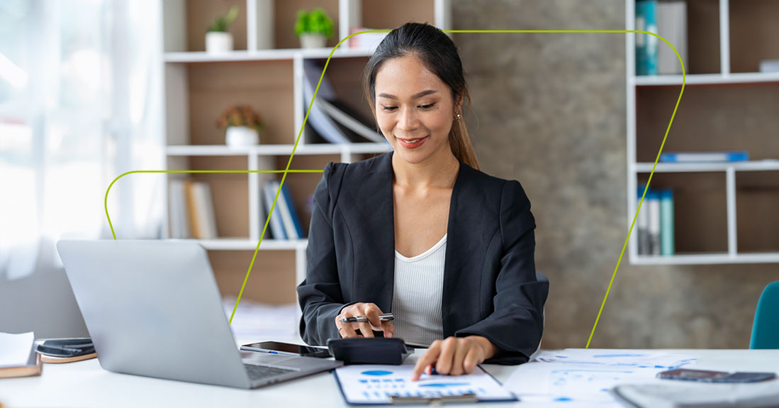 imagem de pessoa mexendo em calculadora