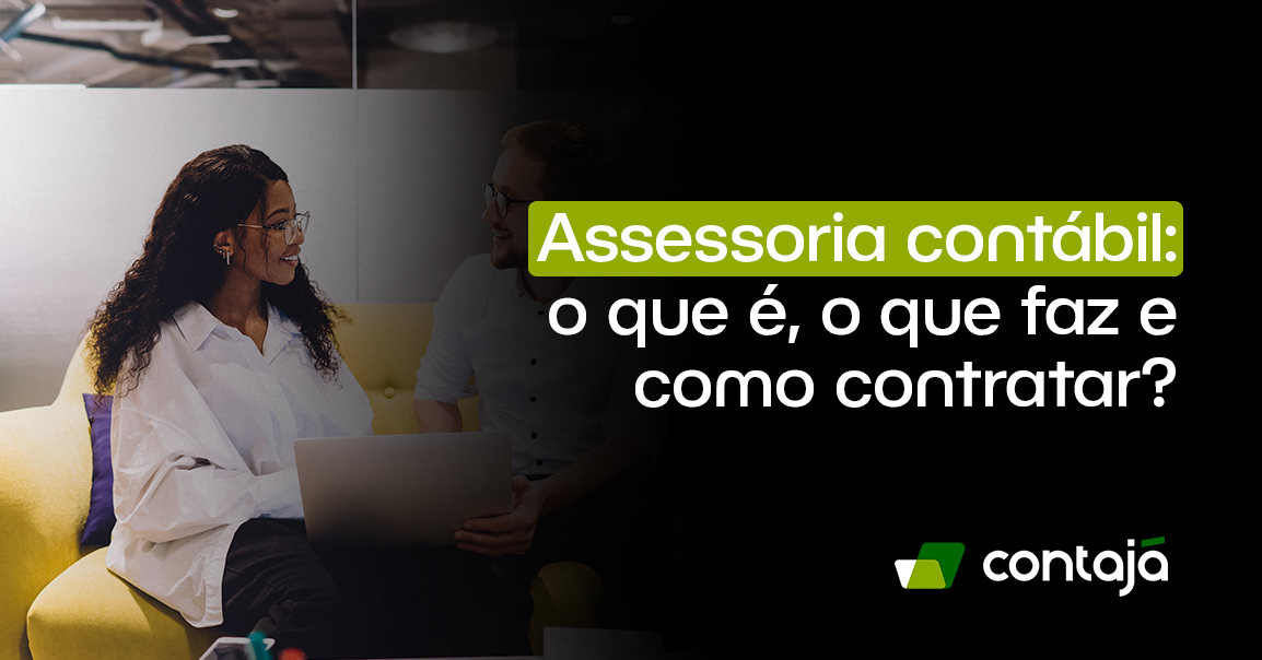 Uma mulher jovem negra, está sentada em um sofá amarelo conversando com um homem jovem branco. Ambos estão, vestindo uma camisa branca e uma calça preta. No canto direito da imagem, está o título do artigo: "Assessoria contábil: o que é, o que faz e como contratar?"