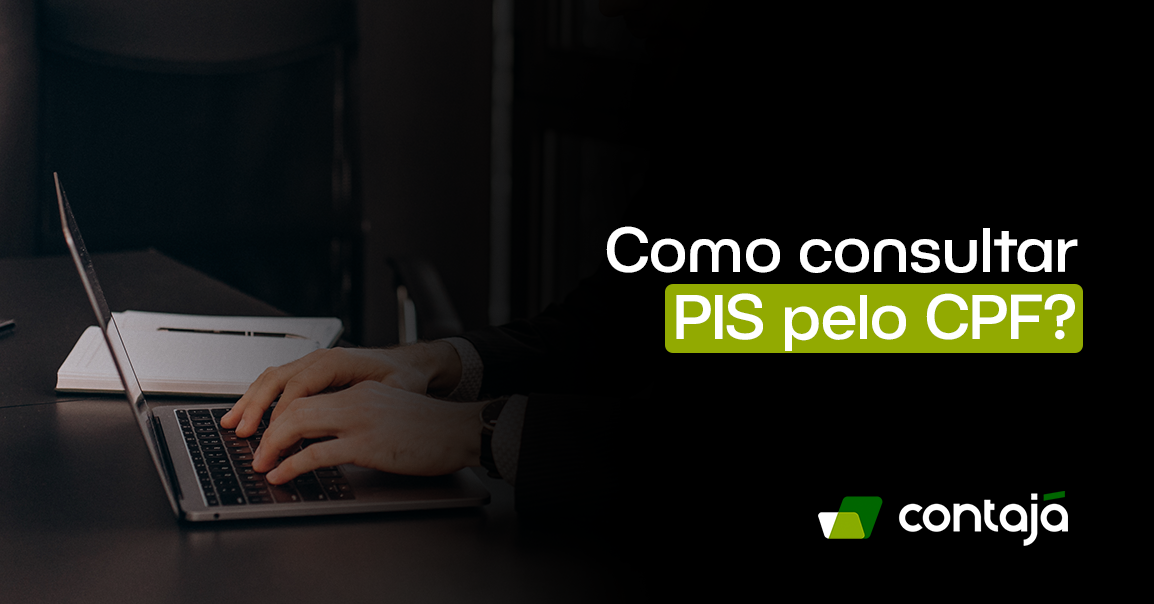 Mão de uma pessoa, está digitando em um notebook. O notebook é de cor cinza e está sobre uma mesa de madeira. No canto direito da imagem, está o título do artigo: "Como consultar Pis pelo CPF?"