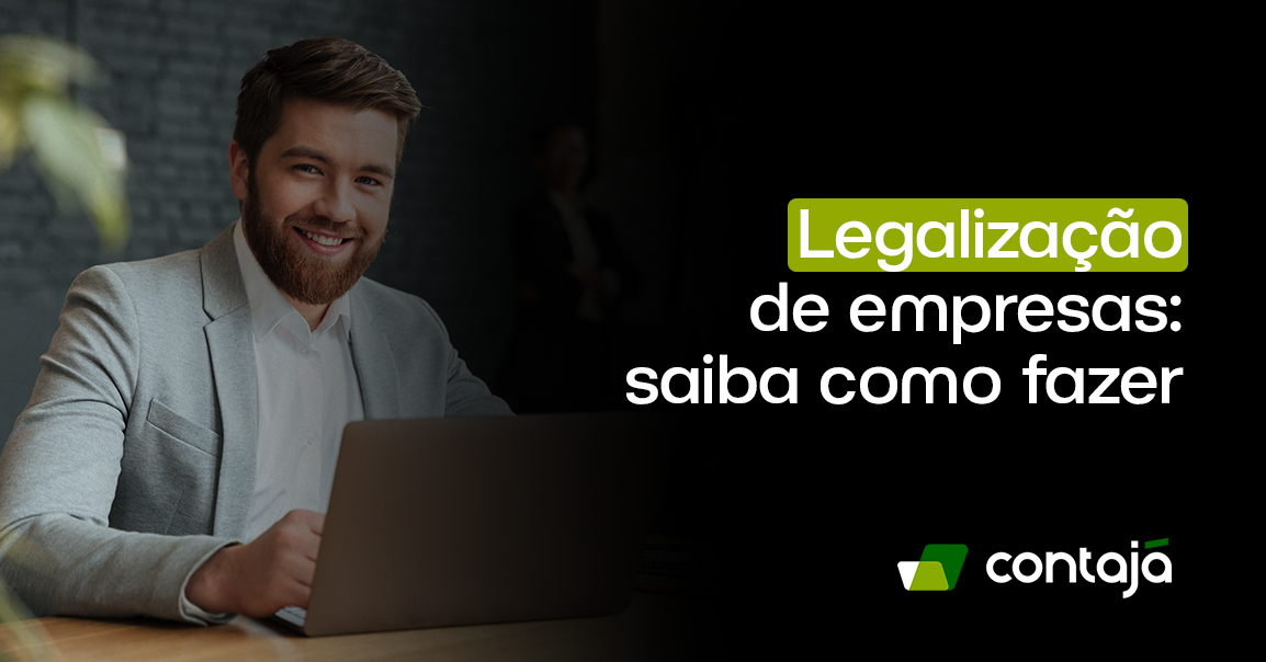 Homem branco, com cabelo e barba preta. Ele está vestindo um blazer cinza e uma camisa branca social. Ele está de frente para um notebook e está sorrindo. No canto direito da imagem, está o título do artigo: Legalização de empresas: saiba como fazer