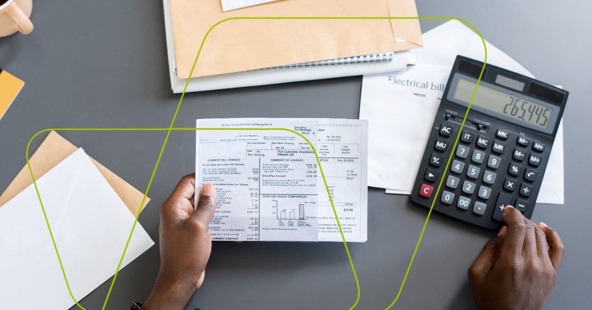 imagem de pessoa fazendo contas e holerite