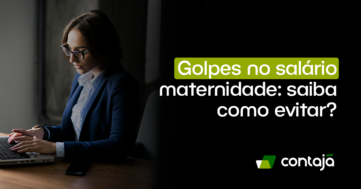 Mulher branca, está vestindo uma camisa branca social e um blazer azul. Ela está digitando em um notebook cinza. No canto direito da imagem, está o título da imagem: "Golpes no salário maternidade: saiba como evitar?"