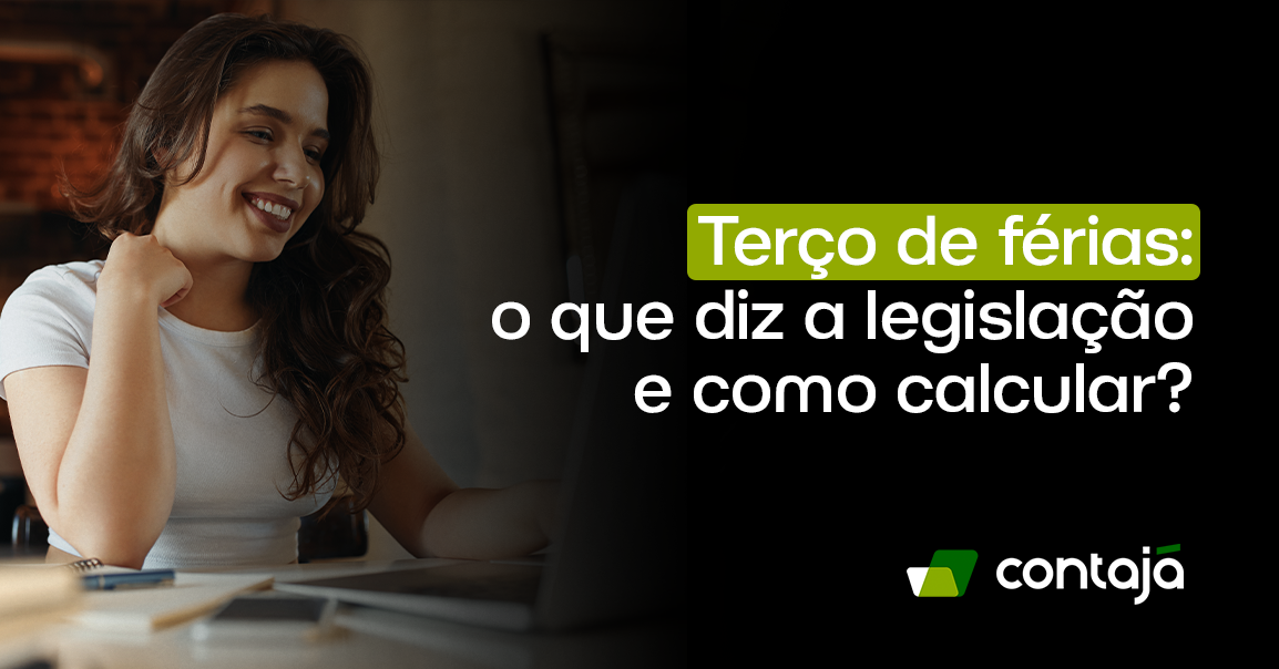 Mulher branca, com cabelos castanhos está vestindo uma camisa branca e está sorrindo. Na sua frente tem um notebook cinza e ao lado do computador tem um celular e um caderno e uma caneta. No anto direito da imagem, está o título do artigo: "Terço de férias: o que diz a legislação e como calcular?"
