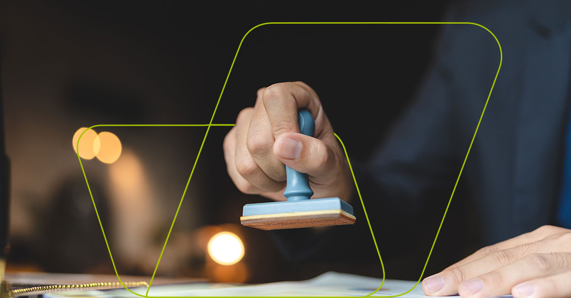 imagem de pessoa carimbando papel