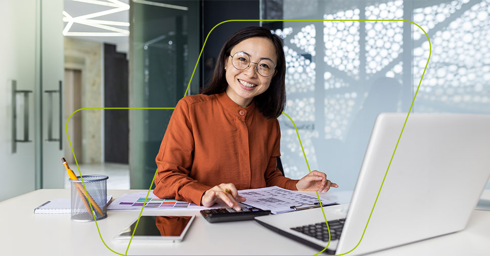 imagem de pessoa sorrindo e mexendo no computador