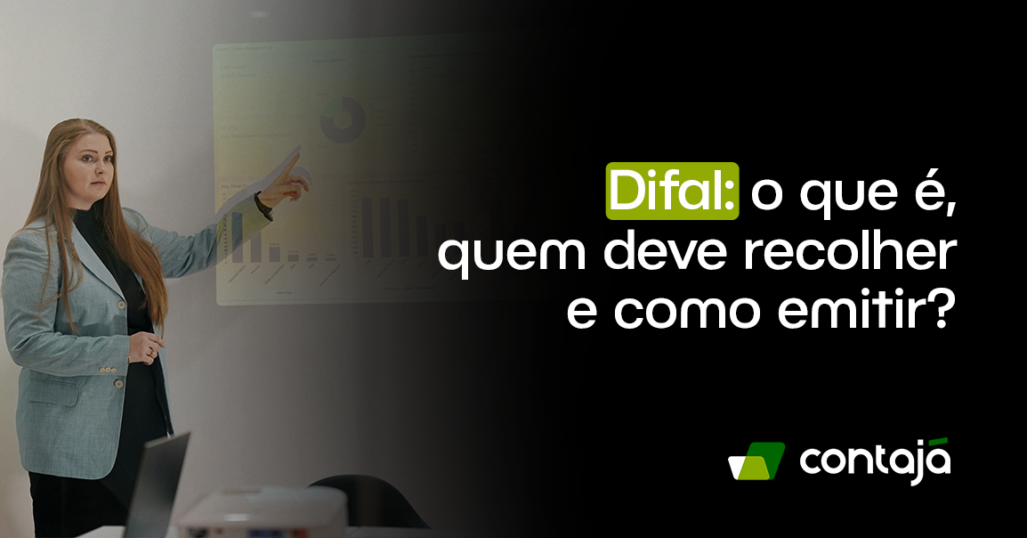 Mulher branca, vestindo uma camisa preta social e um blazer cinza. Ela está em pé em uma sala apontando para alguns gráficos que estão na parede. No canto direito da imagem, está o título do artigo: "Difal: o que é, quem deve recolher e como emitir?"