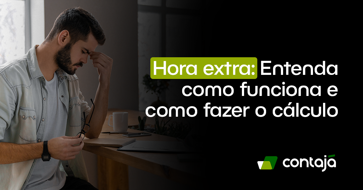Homem branco, com barba preta, está vestindo uma camisa cinza e uma jaqueta jeans cinza. Ele está sentado em uma cadeira de frente para uma mesa. Uma das mãos está apoiada na cabeça. No canto direito da imagem, está o título do artigo: "Hora extra: Entenda como funciona e como fazer o cálculo"