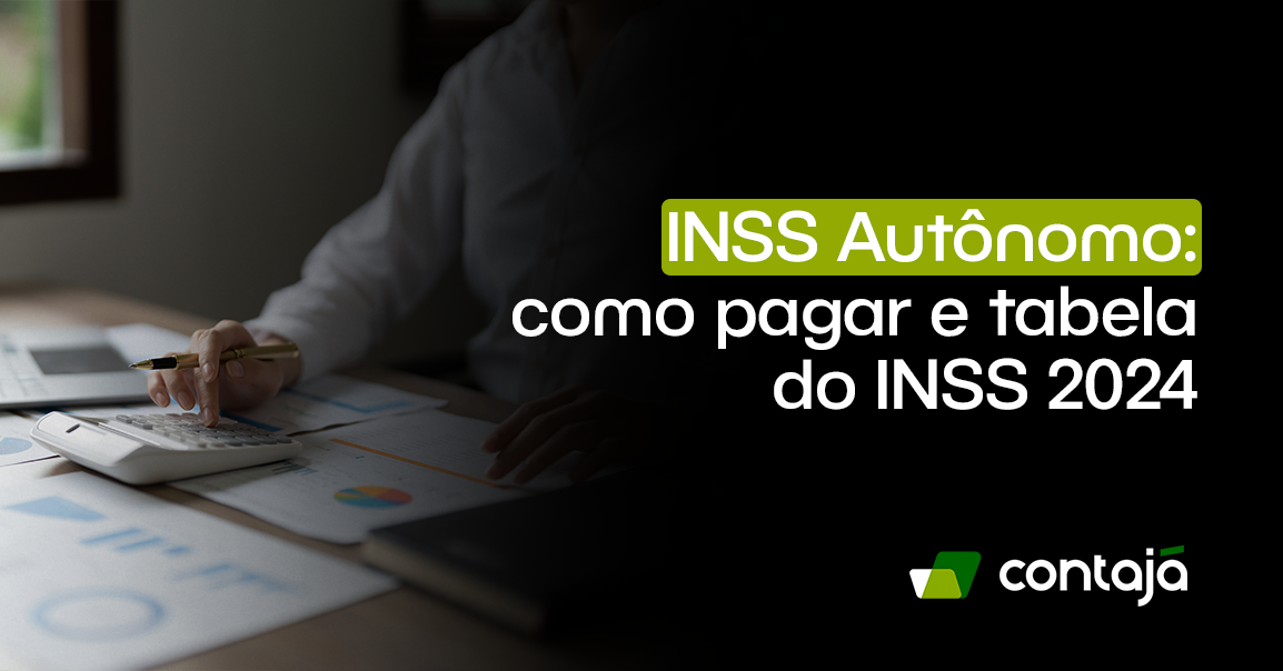 Uma pessoa está usando uma calculadora branca que está sobre uma mesa de escritório. Sobre uma mesa, está vários papeis com gráficos. No canto direito da imagem, está o título do artigo: "INSS Autônomo: como pagar e tabela do INSS 2024"