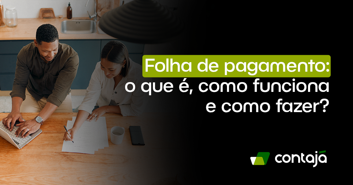 Uma mulher e um homem estão reunidos em volta de uma mesa de madeira. Sobre a mesa está um notebook cinza, algumas folhas de papel, uma xicara e um celular preto. O homem está digitando no computador e a mulher está escrevendo nas folhas de papel. No canto direito da imagem, está o título do artigo: "Folha de pagamento: o que é, como funciona e como fazer?"