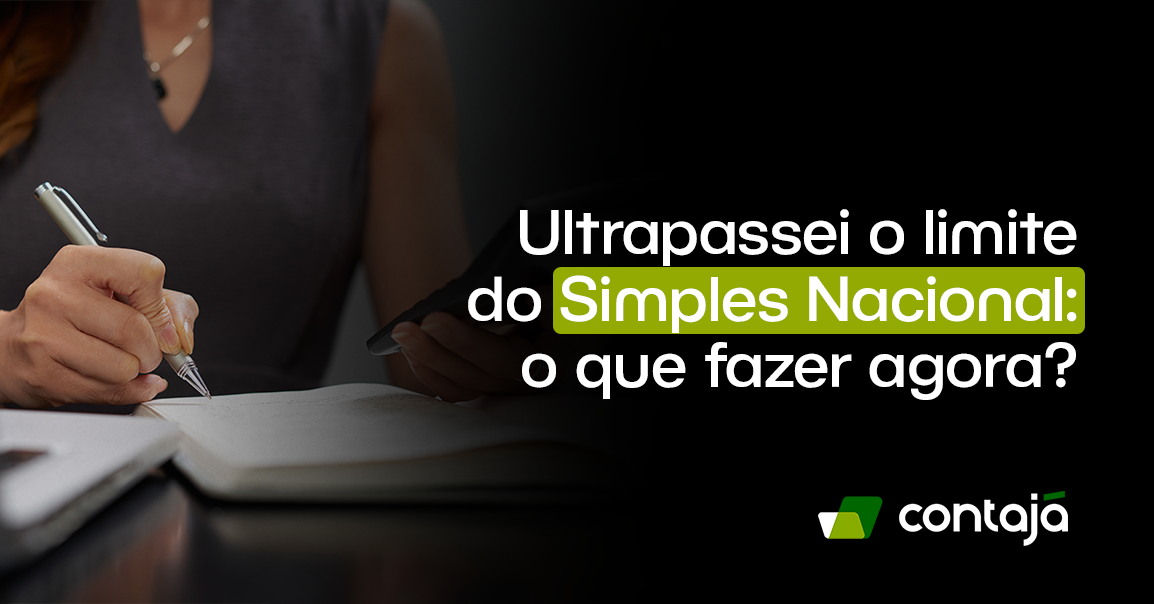 Uma pessoa está escrevendo em um caderno que está sobre um mesa de escritório. No canto direito da imagem, está o título do artigo: "Ultrapassei o limite do Simples Nacional: o que fazer agora?"