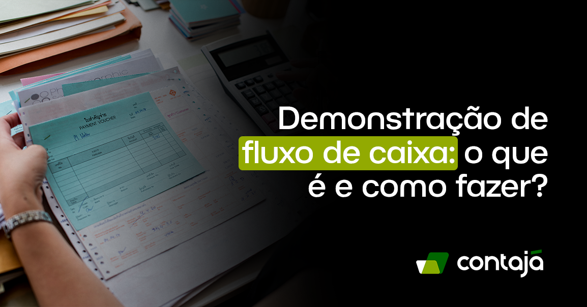 Uma pessoa está segurando vários recibos de papel, próximo aos recibos tem vários outros documentos em pastas de diferentes cores. No canto direito da imagem, está o título do artigo: "Demonstração de fluxo de caixa: o que é e como fazer?"