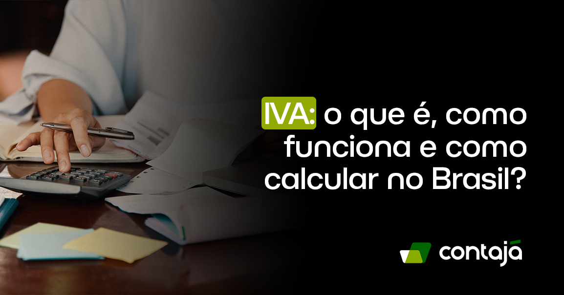 Uma pessoa que está vestindo uma camisa social azul de manga longa está digitando em uma calculadora. Essa calculadora está sobre uma mesa de escritório perto de blocos de anotações e folhas de papel. No canto direito da imagem, está o título do artigo: "IVA: o que é, como funciona e como calcular no Brasil"