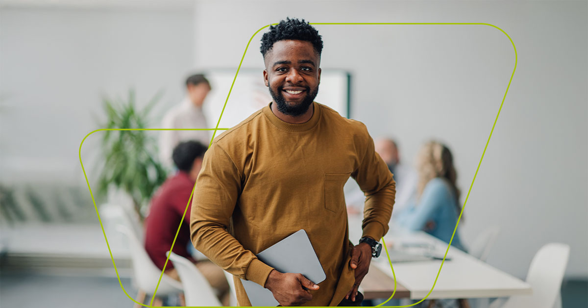 imagem de pessoa sorrindo olhando para a câmera com papéis na mão