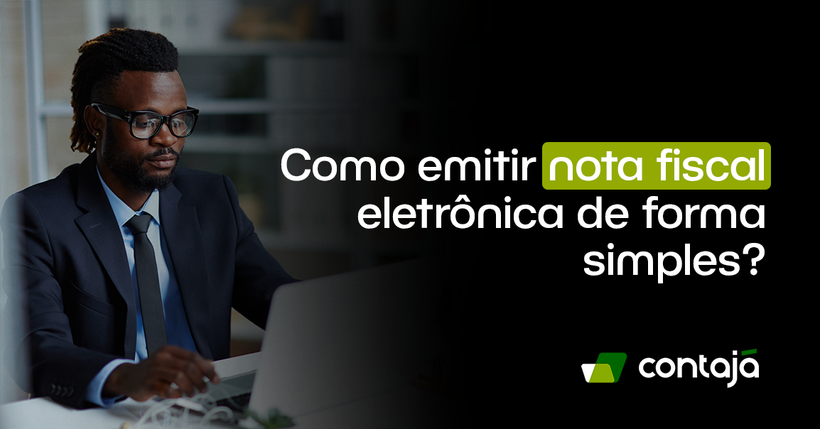Homem negro, com cabelo preto, está usando um óculos de grau e está vestindo um terno e uma gravata azul. Ele está sentado de frente para uma mesa de escritório. Sobre a mesa tem um notebook branco. No canto direito da imagem, está o título do artigo: "Como emitir nota fiscal eletrônica de forma simples?"