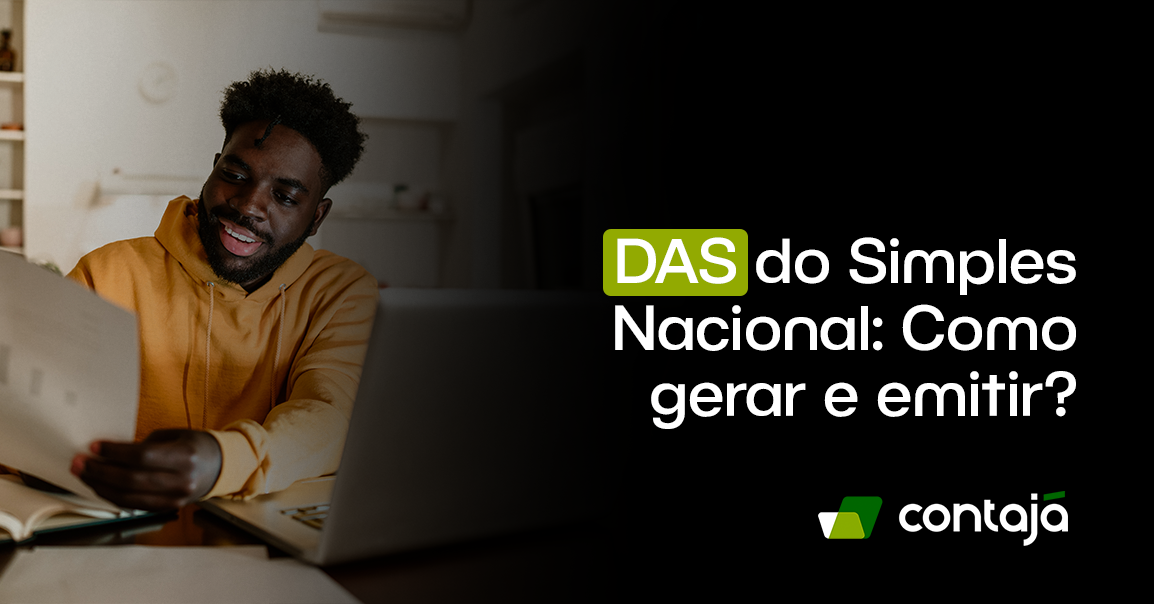 Jovem homem negro, está vestindo um moletom laranja. Ele está sentado de frente para uma mesa de escritório. Sobre a mesa tem um notebook e algumas folhas de papel. No canto direito da imagem, está o título do artigo: "DAS do Simples Nacional: como gerar e emitir?"