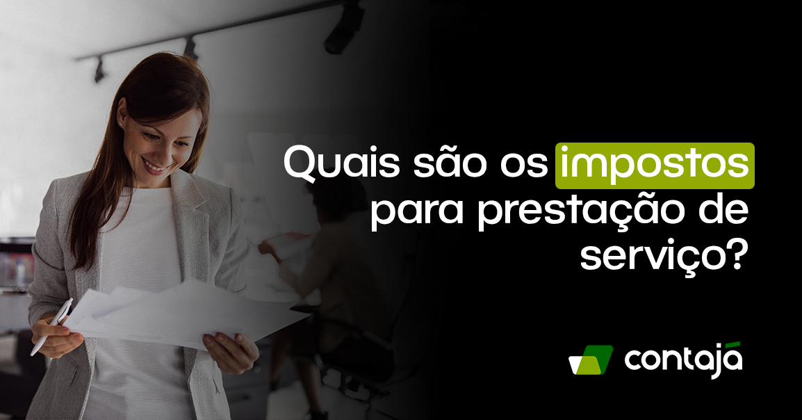 Mulher branca, com cabelo preto, ela está usando um blazer cinza e uma camisa branca social. Ela está em pé e está olhando para algumas folhas de papel. No canto direito da imagem, está o título do artigo: "Quais são os impostos para prestação de serviço?"