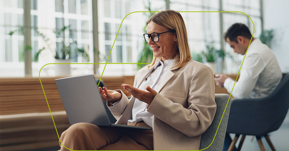 imagem de pessoa fazendo chamada pelo notebook