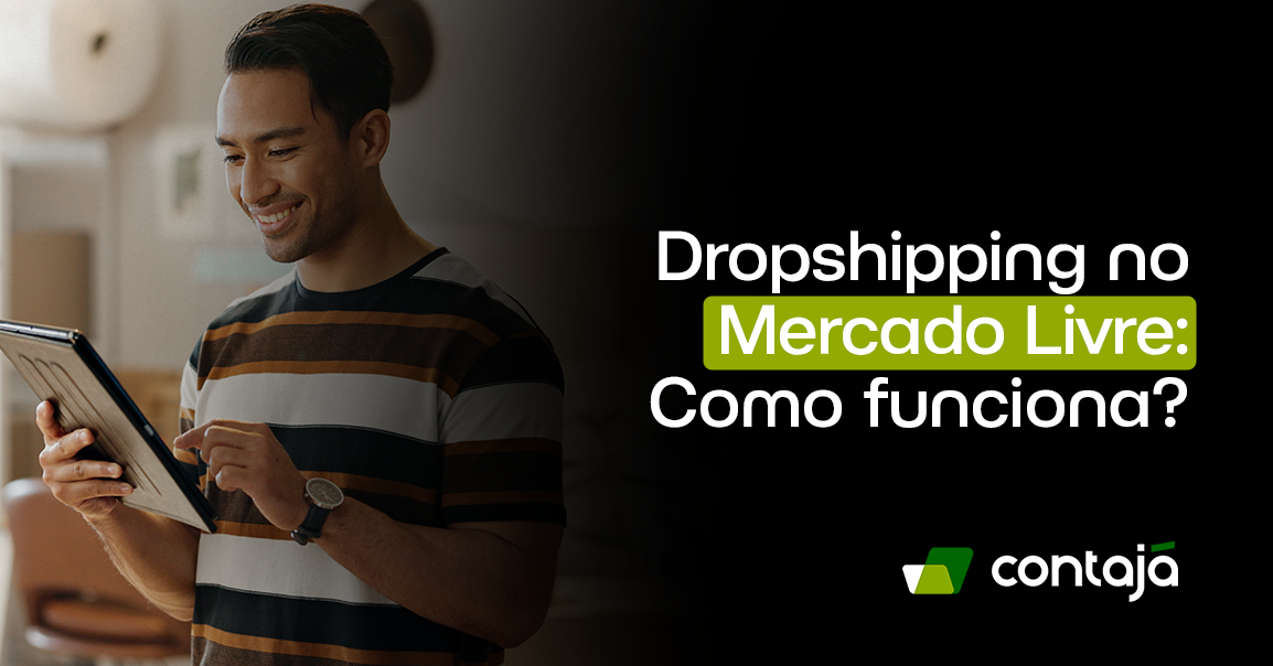 Homem negro, com cabelo preto, está vestindo uma camisa listrada. Ele está segurando um tablet cinza e ele está olhando e sorrindo para a tela. No canto direito da imagem está o título do artigo: "Dropshipping no Mercado Livre: Como funciona?"